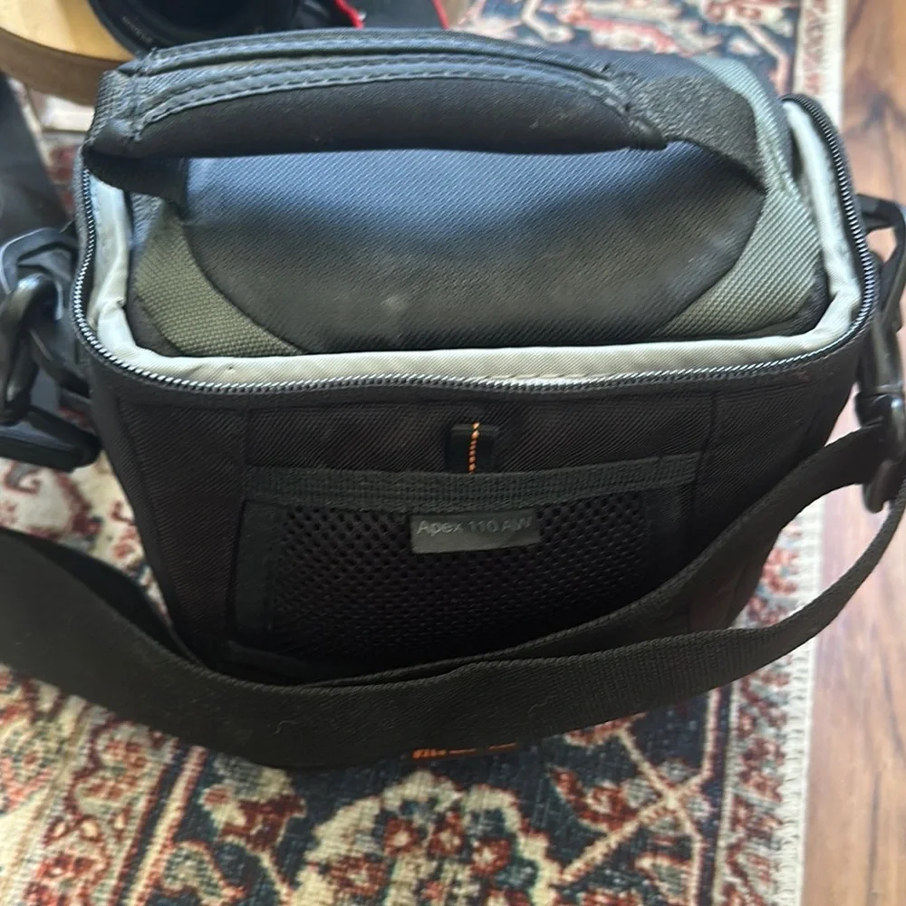 Canon EOS Digital Camera with Black Finish! Zoom lens! W/ charger and camera bag